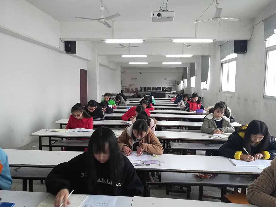 ���|Ů�ӌW(xu��)У