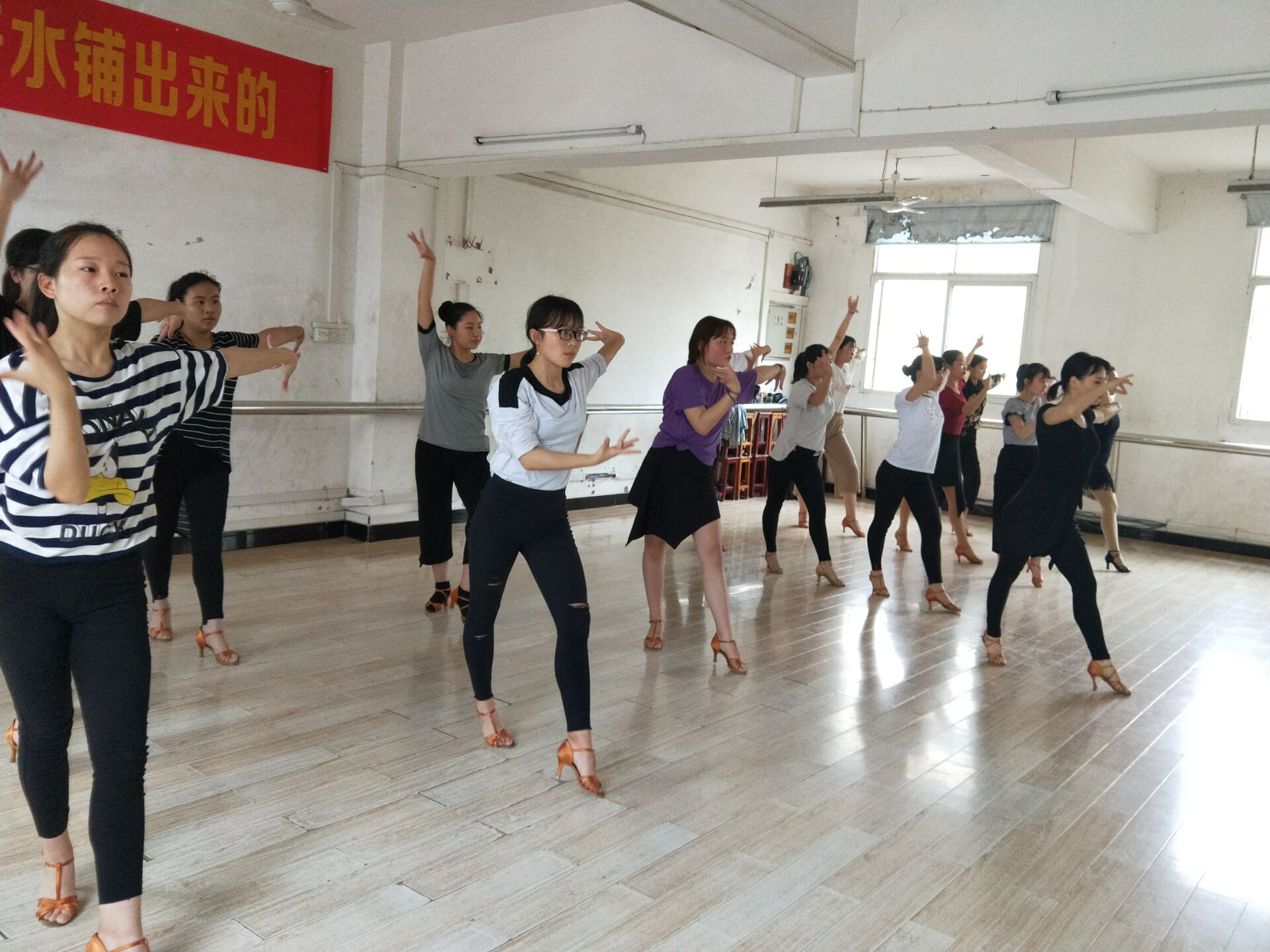 ���|Ů�ӌWУ