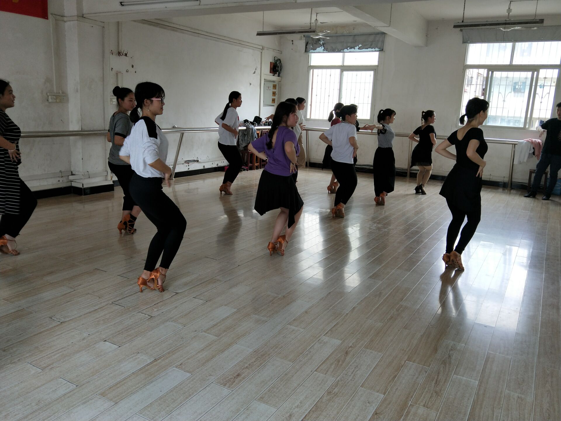 ���|Ů�ӌWУ