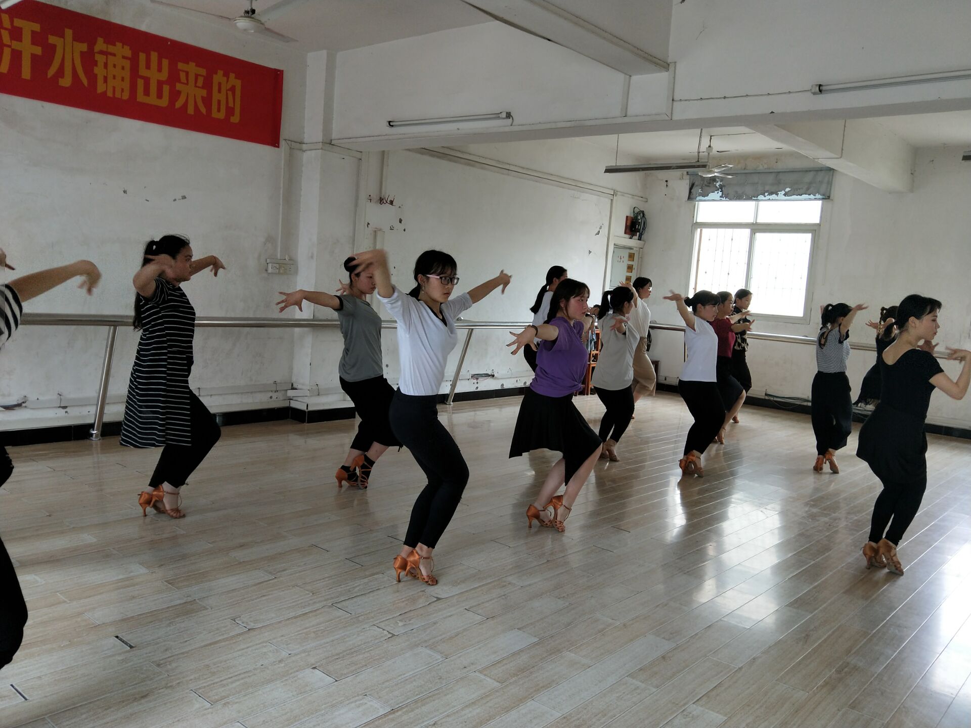 ���|Ů�ӌWУ