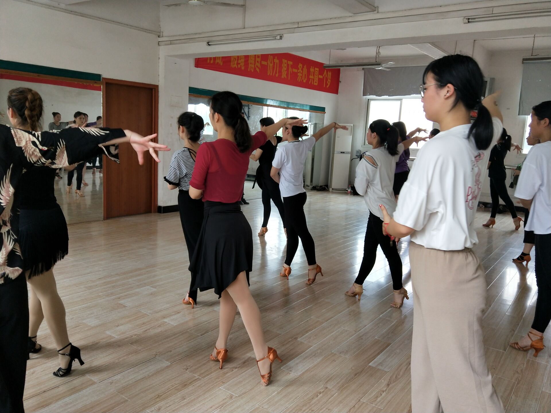 ���|Ů�ӌWУ