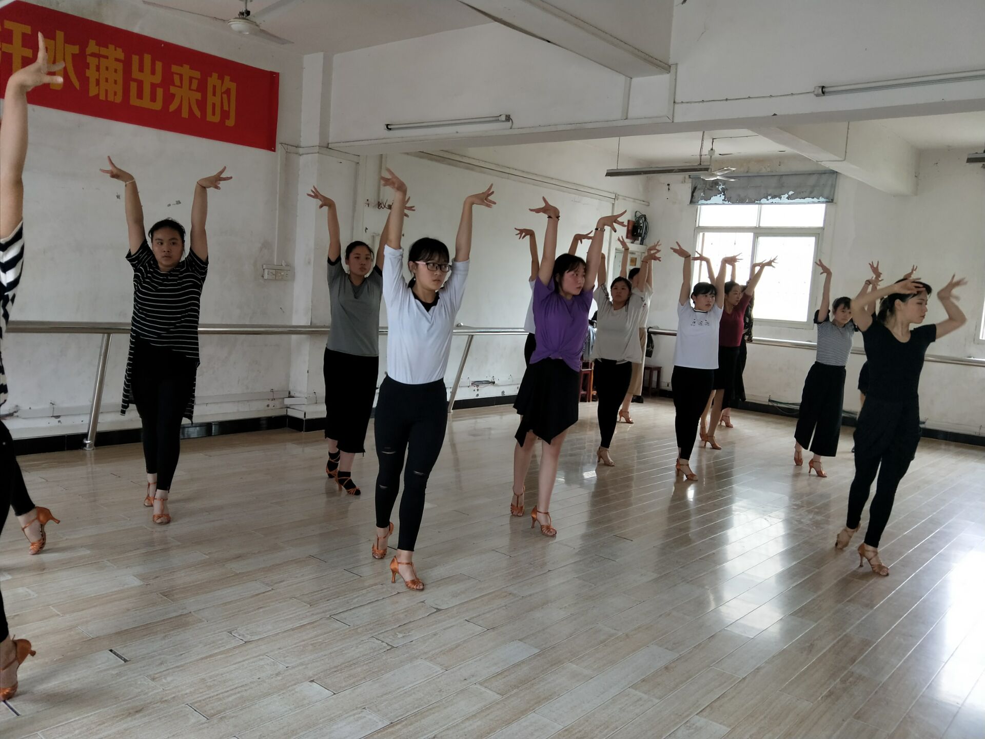 ���|Ů�ӌWУ