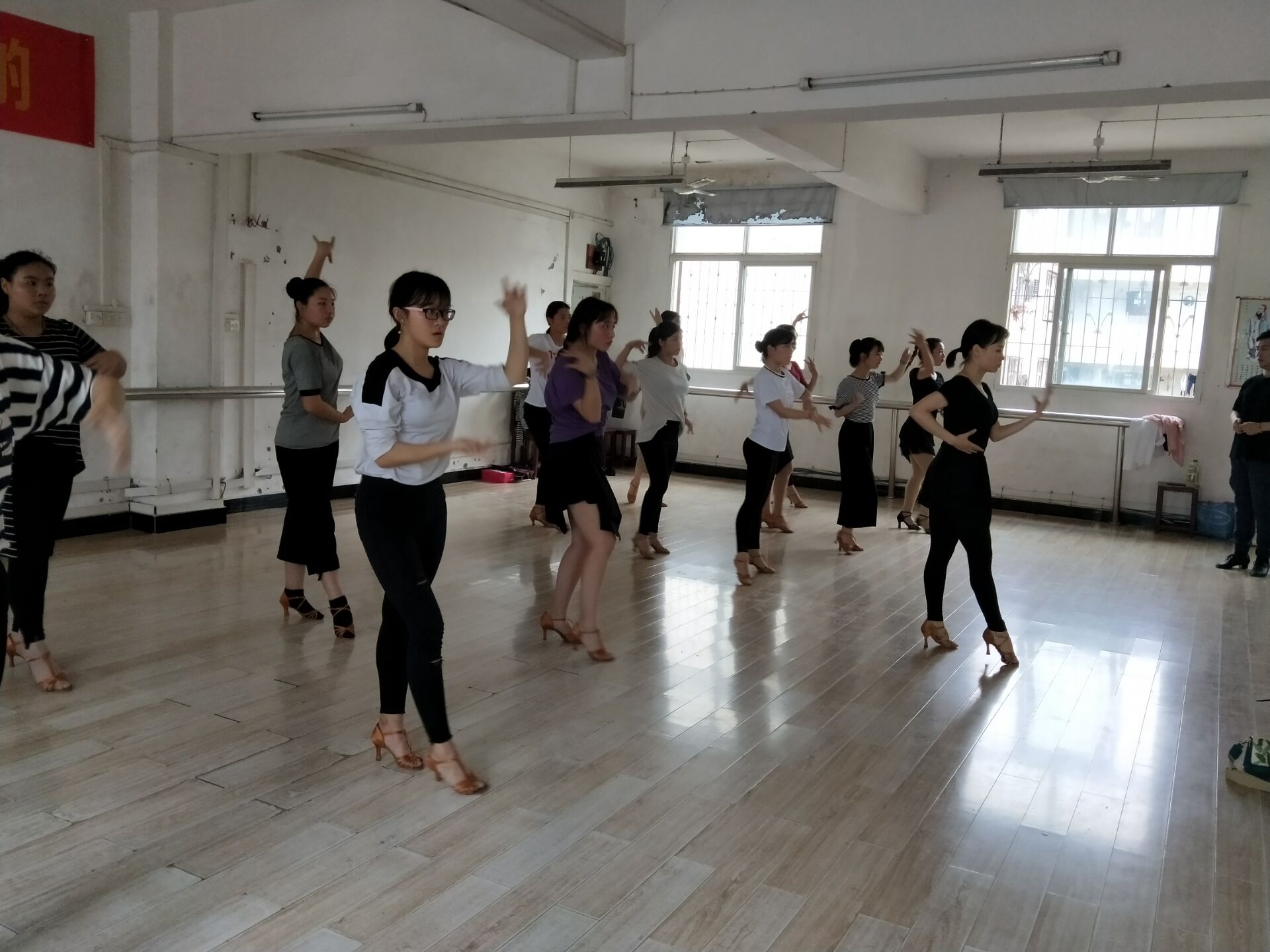 ���|Ů�ӌWУ